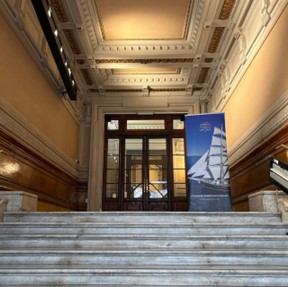 Entrata del Palazzo della Borsa, c'è una scalinata e un roll up di Nave Italia con il brigantino in primo piano. Questo è l'inizio dell'incotro con gli enti